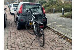 Fietser botst hard achterop auto in Den Helder en raakt gewond