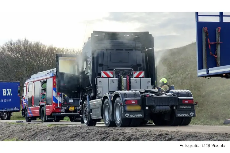 Brand in vrachtwagen in Den Helder, bestuurder ademt veel rook in