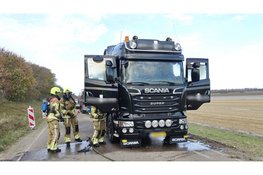 Brand in vrachtwagen in Den Helder, bestuurder ademt veel rook in