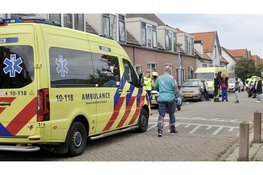 Fietser botst tegen openslaande autodeur in Den Helder en raakt gewond