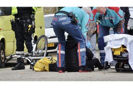 Fietser botst tegen openslaande autodeur in Den Helder en raakt gewond