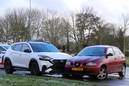 Schade na ongeval tussen twee auto’s op Waddenzeestraat in Den Helder