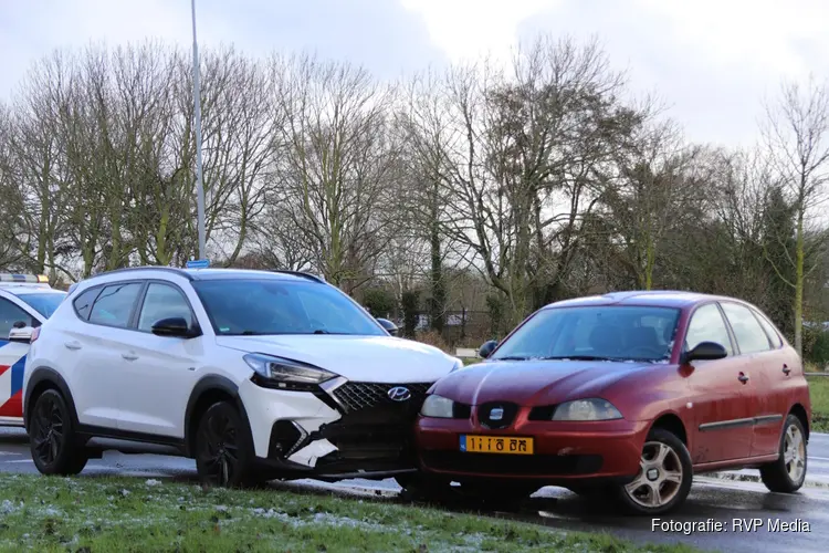 Schade na ongeval tussen twee auto’s op Waddenzeestraat in Den Helder