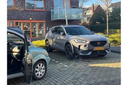Brommobiel botst tegen geparkeerde auto's