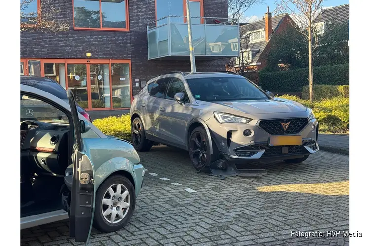 Brommobiel botst tegen geparkeerde auto's