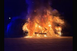 Personenauto en hoogwerker in brand op parkeerplaats