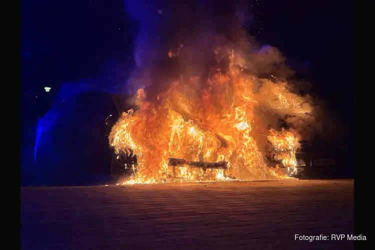 Personenauto en hoogwerker in brand op parkeerplaats