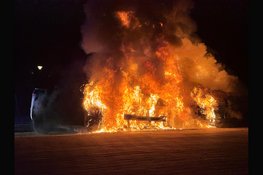 Personenauto en hoogwerker in brand op parkeerplaats