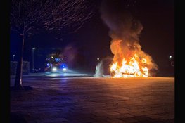 Personenauto en hoogwerker in brand op parkeerplaats