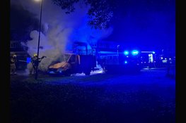 Personenauto en hoogwerker in brand op parkeerplaats