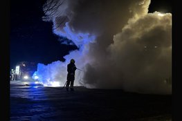 Personenauto en hoogwerker in brand op parkeerplaats