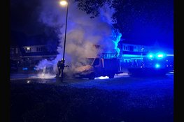 Personenauto en hoogwerker in brand op parkeerplaats
