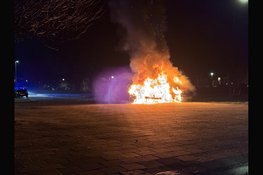 Personenauto en hoogwerker in brand op parkeerplaats