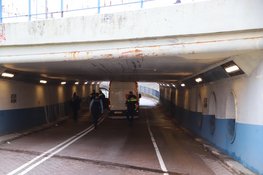 Bestelbus gevuld met pakketjes rijdt zich klem onder viaduct