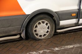 Bestelbus gevuld met pakketjes rijdt zich klem onder viaduct