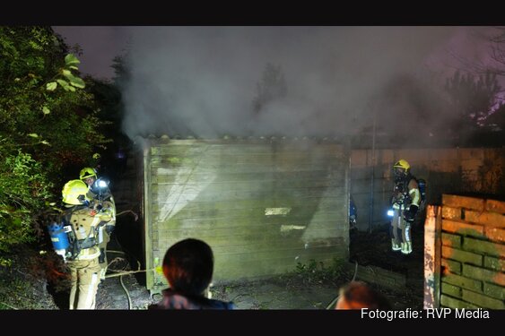 Matras vliegt in brand in schuur Den Helder