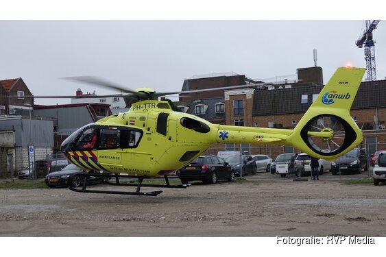 Traumahelikopter landt in centrum Den Helder en trekt veel bekijks