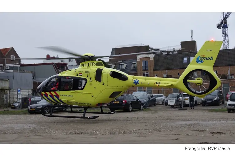 Traumahelikopter landt in centrum Den Helder en trekt veel bekijks