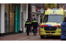 Traumahelikopter landt in centrum Den Helder en trekt veel bekijks