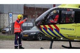 Traumahelikopter landt in centrum Den Helder en trekt veel bekijks