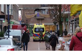 Traumahelikopter landt in centrum Den Helder en trekt veel bekijks