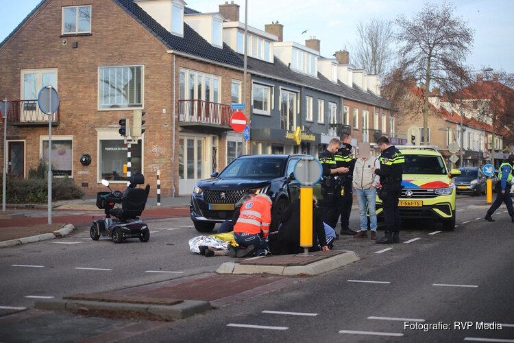 Vrouw gewond na aanrijding tussen scootmobiel en personenauto