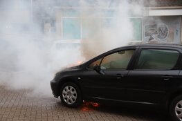 Omstander probeert brandende auto te blussen