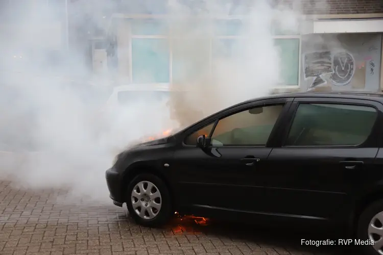 Omstander probeert brandende auto te blussen