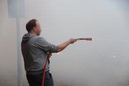 Omstander probeert brandende auto te blussen