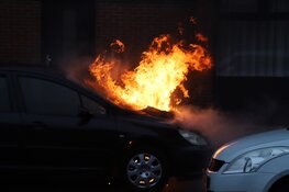 Omstander probeert brandende auto te blussen