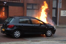 Omstander probeert brandende auto te blussen