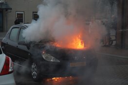 Omstander probeert brandende auto te blussen