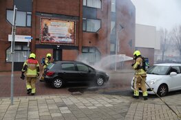 Omstander probeert brandende auto te blussen