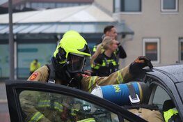 Omstander probeert brandende auto te blussen