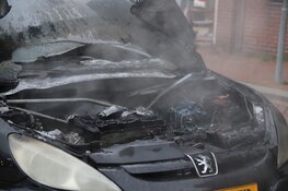 Omstander probeert brandende auto te blussen