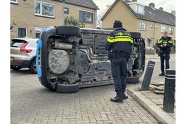 Auto belandt op zijkant na eenzijdig ongeval in Den Helder