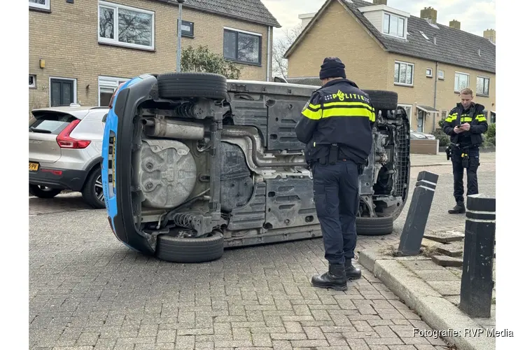 Auto belandt op zijkant na eenzijdig ongeval in Den Helder