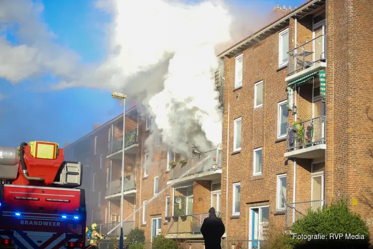 Veel schade na grote brand in woning in Den Helder