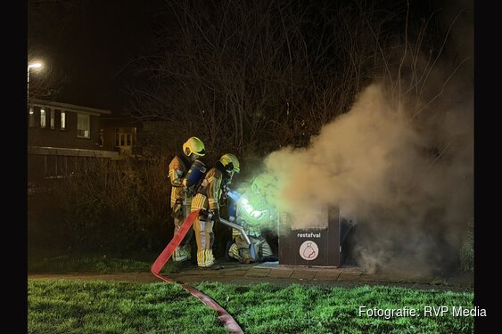 Veel rook bij ondergrondse containerbrand in Den Helder