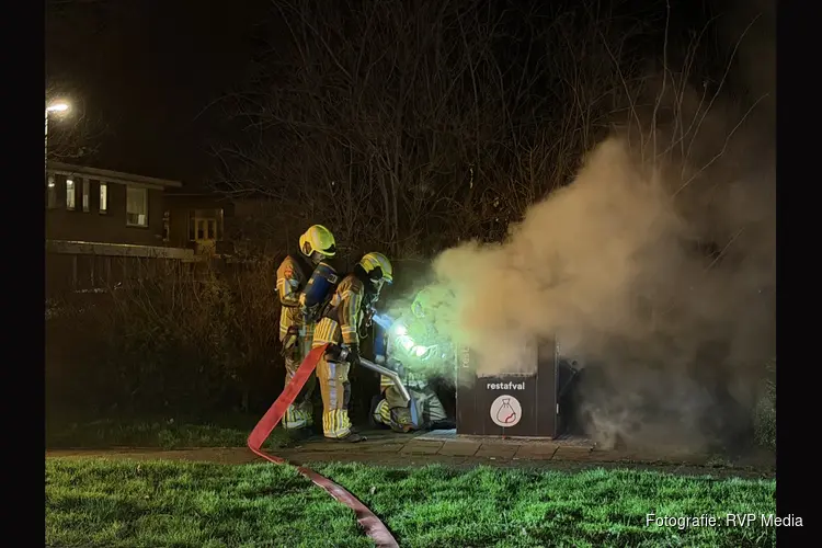 Veel rook bij ondergrondse containerbrand in Den Helder