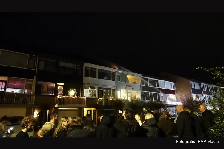 Brand in zonnepanelen op woning Den Helder trekt veel bekijks