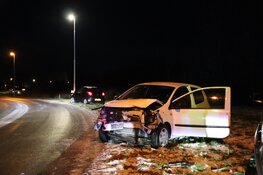 Flinke schade en gewonde na ongeval op spekgladde weg
