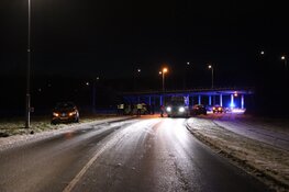 Flinke schade en gewonde na ongeval op spekgladde weg