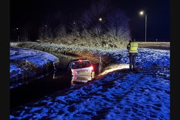 Auto te water langs Parallelweg
