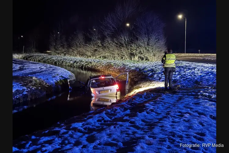 Auto te water langs Parallelweg