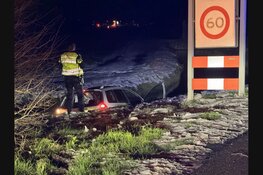 Auto te water langs Parallelweg