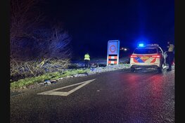 Auto te water langs Parallelweg