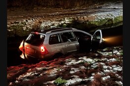 Auto te water langs Parallelweg