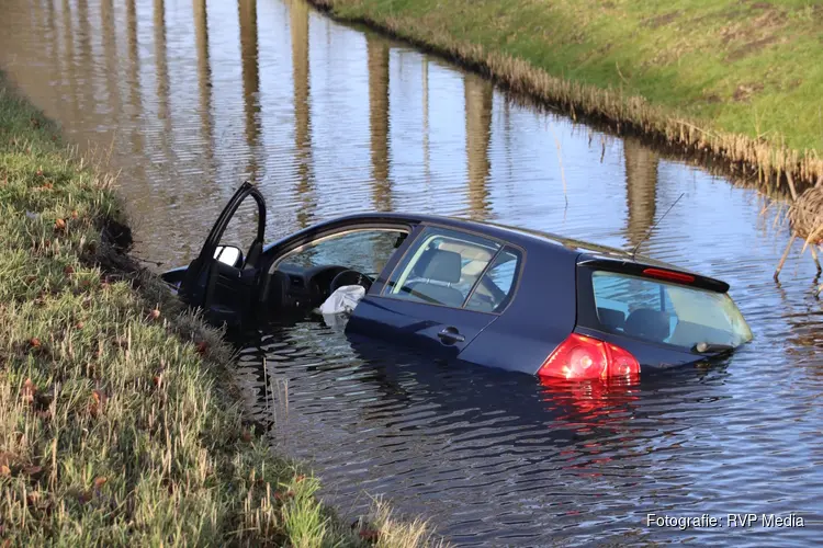 Auto rijdt tegen boom en belandt in sloot