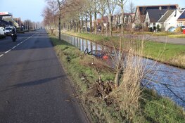 Auto rijdt tegen boom en belandt in sloot